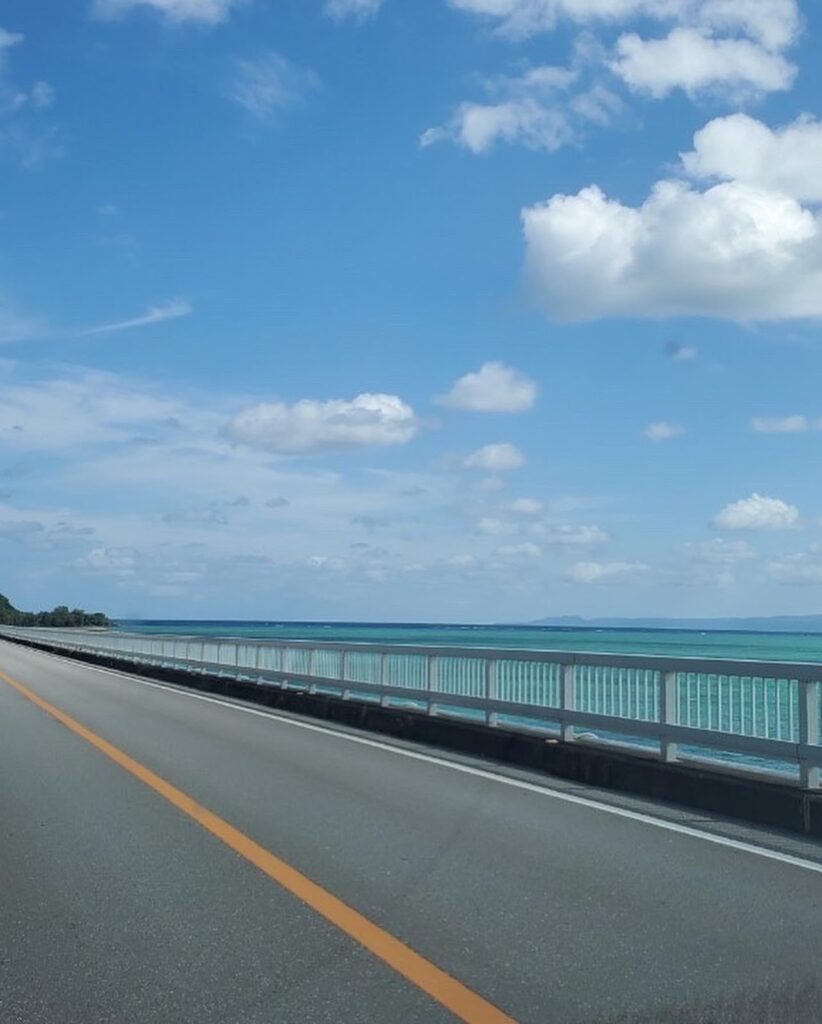 海沿いの道路の写真