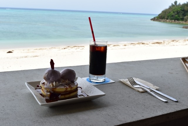 海岸沿いのカフェの写真